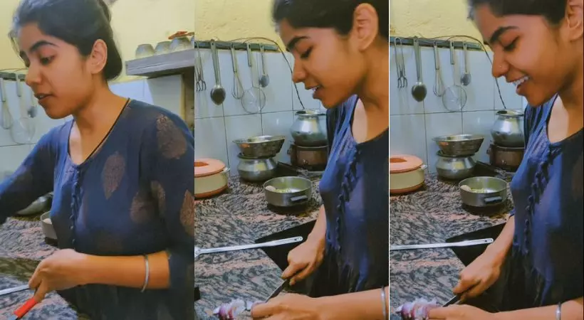 അടുക്കളയില് കറിക്കരിയുമ്പോള് പാടിയ പാട്ട്, 23 മില്യണ് കാഴ്ച്ചക്കാര്; ഹിറ്റായ വീഡിയോ കാണാം അടുക്കളയില് കറിക്കരിയുമ്പോള് പാടിയ പാട്ട്, 23 മില്യണ് കാഴ്ച്ചക്കാര്; ഹിറ്റായ വീഡിയോ കാണാം