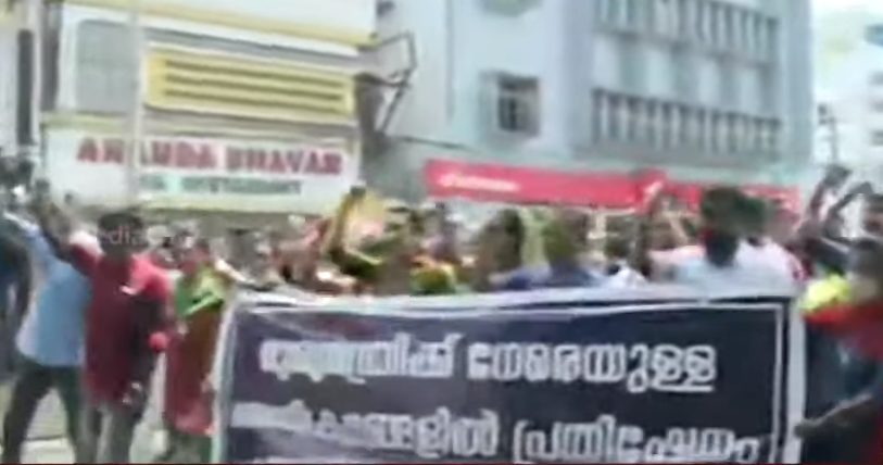 ജോലി സമയത്ത് മുഖ്യമന്ത്രിയെ അനുകൂലിച്ച് പ്രകടനവുമായി സെക്രട്ടേറിയേറ്റ് ജീവനക്കാർ