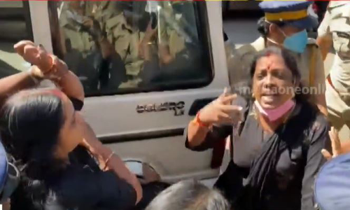 ഇന്നും മുഖ്യമന്ത്രിക്ക് നേരെ കരിങ്കൊടി പ്രതിഷേധം