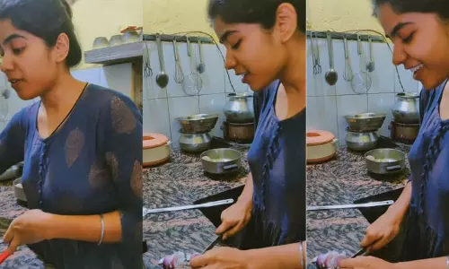 അടുക്കളയില് കറിക്കരിയുമ്പോള് പാടിയ പാട്ട്, 23 മില്യണ് കാഴ്ച്ചക്കാര്; ഹിറ്റായ വീഡിയോ കാണാം അടുക്കളയില് കറിക്കരിയുമ്പോള് പാടിയ പാട്ട്, 23 മില്യണ് കാഴ്ച്ചക്കാര്; ഹിറ്റായ വീഡിയോ കാണാം