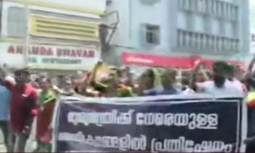 ജോലി സമയത്ത് മുഖ്യമന്ത്രിയെ അനുകൂലിച്ച് പ്രകടനവുമായി സെക്രട്ടേറിയേറ്റ് ജീവനക്കാർ