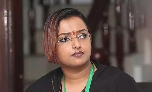 നിരോധിത സാറ്റലൈറ്റ് ഫോണുമായി അറസ്റ്റിലായ യുഎഇ പൗരനെ വിട്ടയക്കാൻ മുഖ്യമന്ത്രി ഇടപെട്ടു; ആരോപണവുമായി സ്വപ്ന സുരേഷ് നിരോധിത സാറ്റലൈറ്റ് ഫോണുമായി അറസ്റ്റിലായ യുഎഇ പൗരനെ വിട്ടയക്കാൻ മുഖ്യമന്ത്രി ഇടപെട്ടു; ആരോപണവുമായി സ്വപ്ന സുരേഷ്