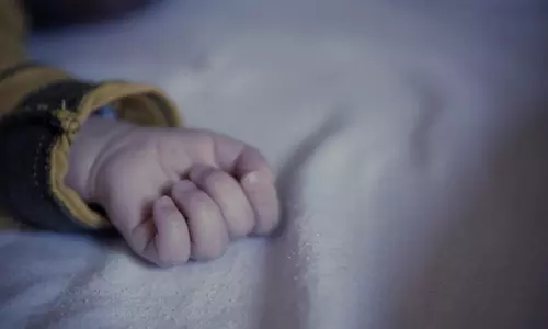 ഒന്നര വയസുകാരി ബക്കറ്റിലെ വെള്ളത്തിൽ വീണുമരിച്ചു