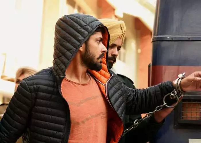 ബുള്ളറ്റ് പ്രൂഫ് വാഹനം, 100 പൊലീസുകാർ; ഗുണ്ടാത്തലവന് ലോറന്സ് ബിഷ്ണോയിയെ പഞ്ചാബിലെത്തിക്കുന്നത് വന്സുരക്ഷയില് ബുള്ളറ്റ് പ്രൂഫ് വാഹനം, 100 പൊലീസുകാർ; ഗുണ്ടാത്തലവന് ലോറന്സ് ബിഷ്ണോയിയെ പഞ്ചാബിലെത്തിക്കുന്നത് വന്സുരക്ഷയില്