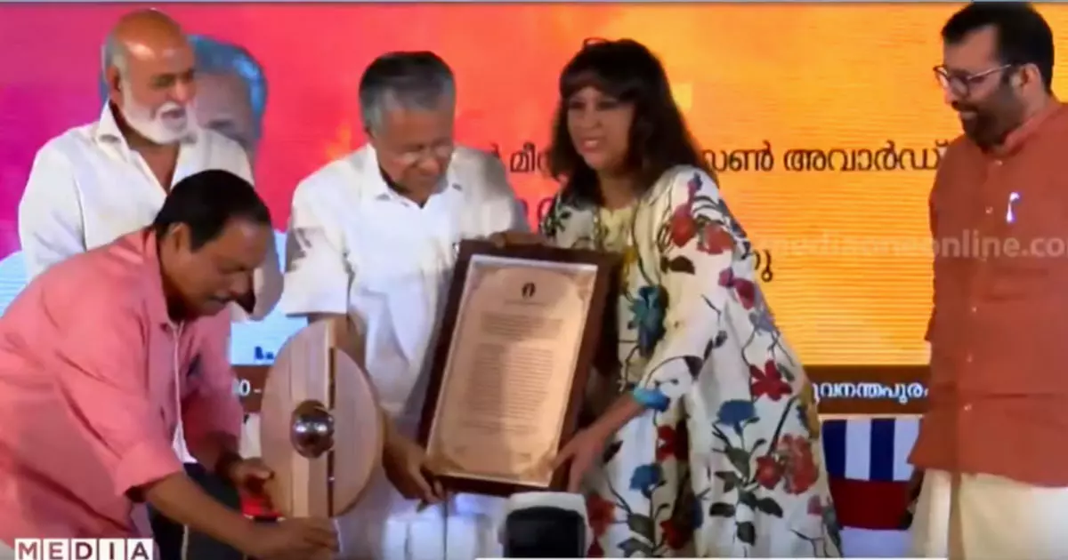 ഇന്ത്യൻ മീഡിയാ പേഴ്സൺ അവാർഡ് ബർക്കാ ദത്തിന് മുഖ്യമന്ത്രി സമ്മാനിച്ചു