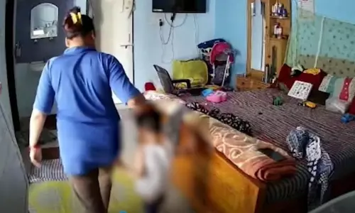 മാതാപിതാക്കളില്ലാത്ത സമയത്ത് രണ്ടു വയസുകാരനെ തൂക്കിയെറിഞ്ഞ് വീട്ടുജോലിക്കാരിയുടെ ക്രൂരത; യുവതി അറസ്റ്റില് മാതാപിതാക്കളില്ലാത്ത സമയത്ത് രണ്ടു വയസുകാരനെ തൂക്കിയെറിഞ്ഞ് വീട്ടുജോലിക്കാരിയുടെ ക്രൂരത; യുവതി അറസ്റ്റില്