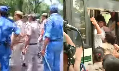 എ.ഐ.സി.സിക്ക് പുറത്ത് ഇന്നും സംഘർഷം; ജെബി മേത്തർ എംപി കുഴഞ്ഞു വീണു എ.ഐ.സി.സിക്ക് പുറത്ത് ഇന്നും സംഘർഷം; ജെബി മേത്തർ എംപി കുഴഞ്ഞു വീണു