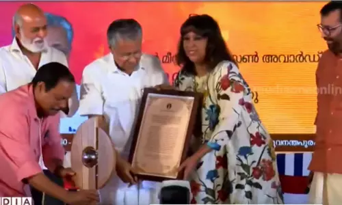 ഇന്ത്യൻ മീഡിയാ പേഴ്സൺ അവാർഡ് ബർക്കാ ദത്തിന് മുഖ്യമന്ത്രി സമ്മാനിച്ചു