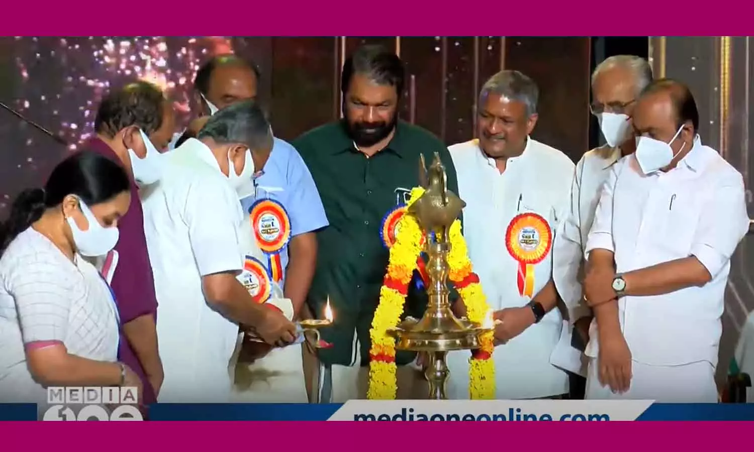 ഒരേ വേദിയിലെത്തിയിട്ടും മിണ്ടാതെ മുഖ്യമന്ത്രിയും പ്രതിപക്ഷനേതാവും ഒരേ വേദിയിലെത്തിയിട്ടും മിണ്ടാതെ മുഖ്യമന്ത്രിയും പ്രതിപക്ഷനേതാവും