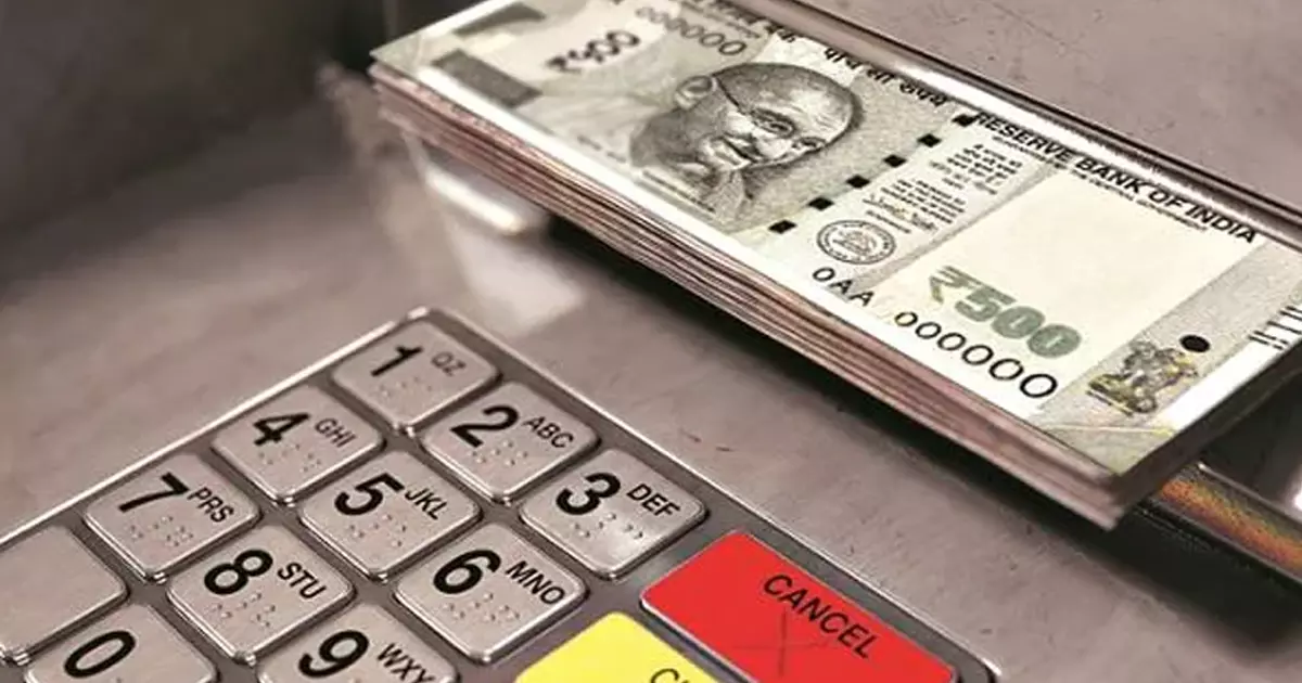 500 പിൻവലിച്ചാൽ 2500 ; മഹാരാഷ്ട്രയിലെ എ.ടിഎമ്മിലേക്കൊഴുകി ജനം