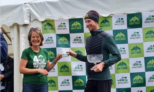 ഒരു സെക്കന്‍റിന്‍റെ വ്യത്യാസത്തിൽ കുതിരയെ ഓടിത്തോൽപ്പിച്ച് യുവാവ്; താണ്ടിയത് 35 കിലോമീറ്റർ