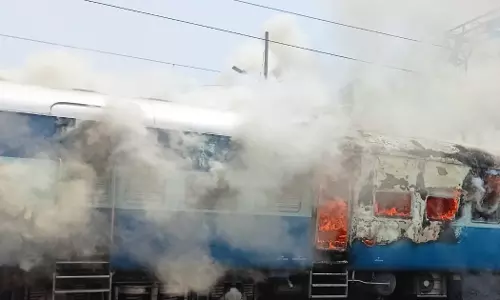 അഗ്നിപഥ് പദ്ധതിക്കെതിരെ വൻ പ്രതിഷേധം, ബിഹാറിൽ ട്രെയിൻ കത്തിച്ചു, ബിജെപി ഓഫീസ് തകർത്തു, നേതാവിനെ ആക്രമിച്ചു