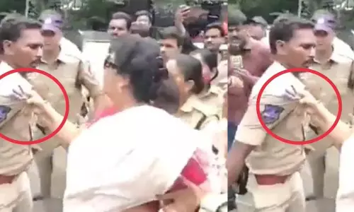 പ്രതിഷേധത്തിനിടെ പൊലീസുകാരന്റെ കോളറിൽ കുത്തിപ്പിടിച്ച് കോൺഗ്രസ് വനിതാ നേതാവ്, വീഡിയോ വൈറൽ