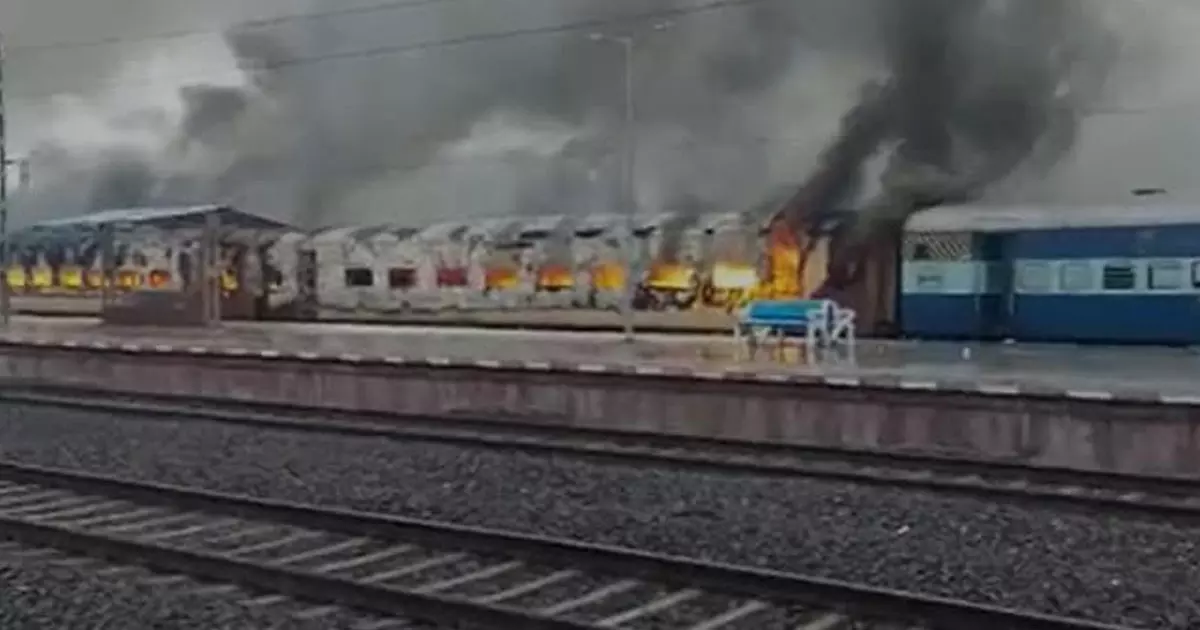 അഗ്നിപഥ്: യു.പിയില് പ്രതിഷേധക്കാര് ട്രെയിന് അടിച്ചുതകര്ത്തു, ബിഹാറില് ട്രെയിനിന് തീയിട്ടു അഗ്നിപഥ്: യു.പിയില് പ്രതിഷേധക്കാര് ട്രെയിന് അടിച്ചുതകര്ത്തു, ബിഹാറില് ട്രെയിനിന് തീയിട്ടു