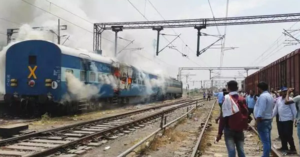 അഗ്നിപഥ്: ഉത്തരേന്ത്യയില് തുടങ്ങിയ പ്രക്ഷോഭം ദക്ഷിണേന്ത്യയിലേക്ക്, ഇന്നും ട്രെയിനുകള് കത്തിച്ചു അഗ്നിപഥ്: ഉത്തരേന്ത്യയില് തുടങ്ങിയ പ്രക്ഷോഭം ദക്ഷിണേന്ത്യയിലേക്ക്, ഇന്നും ട്രെയിനുകള് കത്തിച്ചു