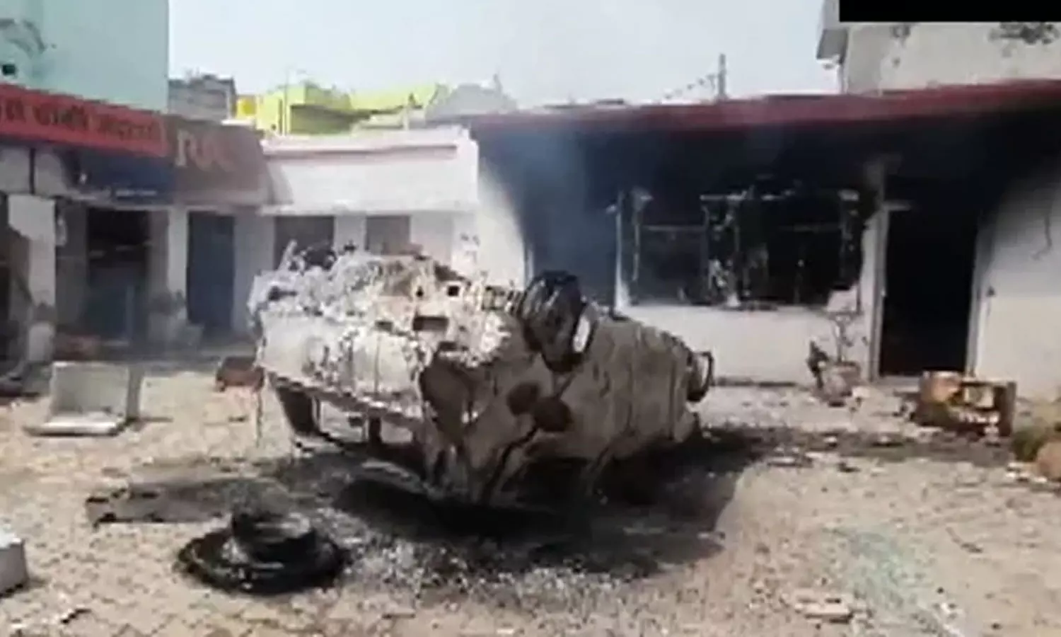 അഗ്നിപഥ് പ്രതിഷേധം; യു.പി യില് പൊലീസ് സ്റ്റേഷന് തീയിട്ടു അഗ്നിപഥ് പ്രതിഷേധം; യു.പി യില് പൊലീസ് സ്റ്റേഷന് തീയിട്ടു