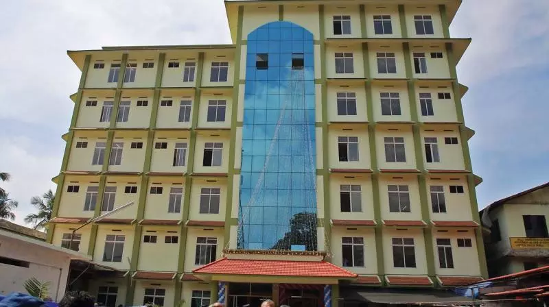 ഡോക്ടര് എന്നുണ്ടാവും? ലീവല്ലാത്ത ദിവസമുണ്ടാകും!!; ഒപി സമയം ചോദിച്ചതിന് നിഷേധാത്മക രീതിയില് മറുപടി നൽകിയ ജീവനക്കാരിക്കെതിരെ നടപടി ഡോക്ടര് എന്നുണ്ടാവും? ലീവല്ലാത്ത ദിവസമുണ്ടാകും!!; ഒപി സമയം ചോദിച്ചതിന് നിഷേധാത്മക രീതിയില് മറുപടി നൽകിയ ജീവനക്കാരിക്കെതിരെ നടപടി