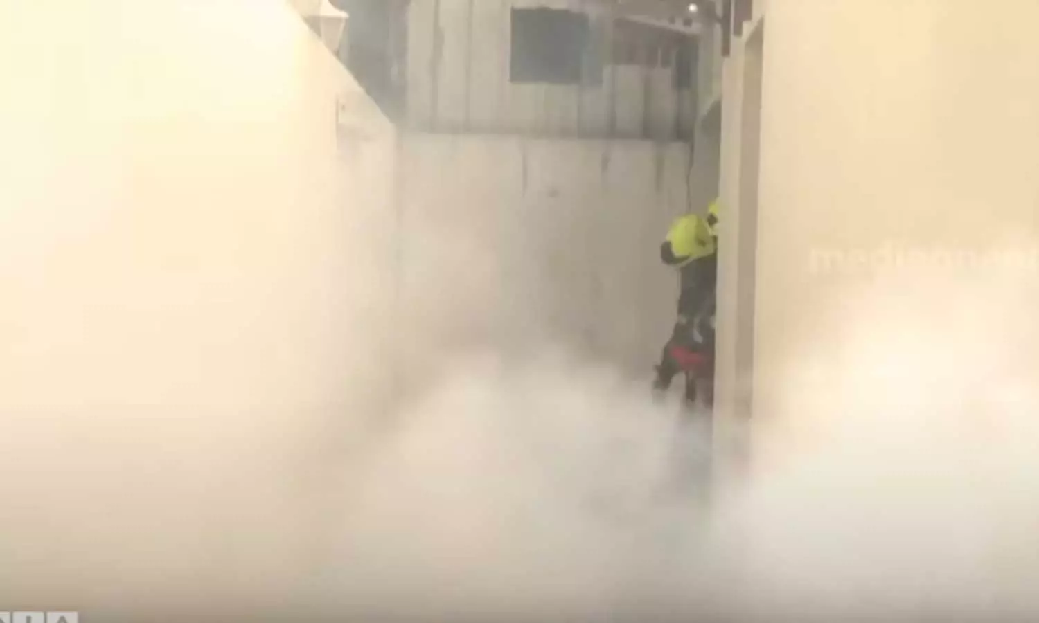 അബൂദബി നഗരത്തിലെ ബഹുനില കെട്ടിടത്തിലുണ്ടായ തീപിടിത്തത്തിൽ 19 പേർക്ക് പരിക്ക് അബൂദബി നഗരത്തിലെ ബഹുനില കെട്ടിടത്തിലുണ്ടായ തീപിടിത്തത്തിൽ 19 പേർക്ക് പരിക്ക്