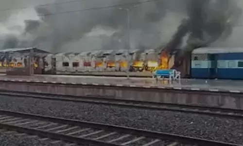 അഗ്നിപഥ്: യു.പിയില്‍ പ്രതിഷേധക്കാര്‍ ട്രെയിന്‍ അടിച്ചുതകര്‍ത്തു, ബിഹാറില്‍ ട്രെയിനിന് തീയിട്ടു