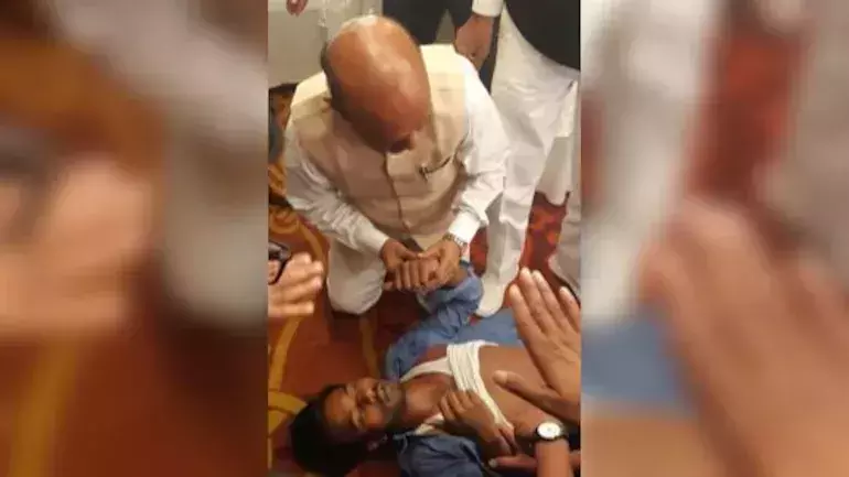 ഫോട്ടോ എടുക്കുന്നതിനിടെ കുഴഞ്ഞുവീണ ഫോട്ടോഗ്രാഫറുടെ ജീവന്‍ രക്ഷിച്ച് കേന്ദ്രമന്ത്രി ഭഗവത് കരാദ്