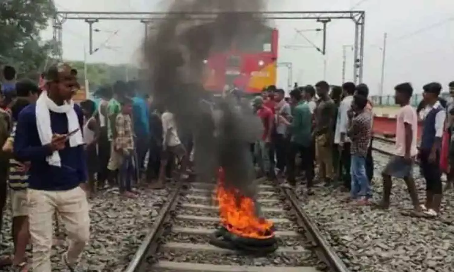 അഗ്നിപഥ് പദ്ധതിക്കെതിരെ ഇന്നും പ്രതിഷേധം തുടരാൻ സാധ്യത; സംസ്ഥാനങ്ങൾക്ക് കേന്ദ്രത്തിന്റെ ജാഗ്രതാനിർദേശം അഗ്നിപഥ് പദ്ധതിക്കെതിരെ ഇന്നും പ്രതിഷേധം തുടരാൻ സാധ്യത; സംസ്ഥാനങ്ങൾക്ക് കേന്ദ്രത്തിന്റെ ജാഗ്രതാനിർദേശം