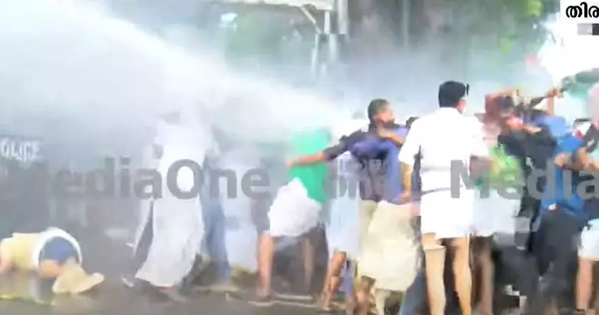 യൂത്ത് കോൺഗ്രസ് സെക്രട്ടേറിയറ്റ് മാർച്ചിൽ സംഘർഷം; പൊലീസിന് നേരെ കല്ലേറ്, ലാത്തിച്ചാർജിൽ നിരവധി പ്രവർത്തകർക്ക് പരിക്ക്