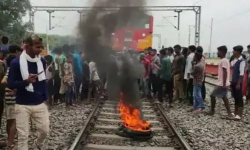 അഗ്നിപഥ് പദ്ധതിക്കെതിരെ ഇന്നും പ്രതിഷേധം തുടരാൻ സാധ്യത; സംസ്ഥാനങ്ങൾക്ക് കേന്ദ്രത്തിന്റെ ജാഗ്രതാനിർദേശം അഗ്നിപഥ് പദ്ധതിക്കെതിരെ ഇന്നും പ്രതിഷേധം തുടരാൻ സാധ്യത; സംസ്ഥാനങ്ങൾക്ക് കേന്ദ്രത്തിന്റെ ജാഗ്രതാനിർദേശം