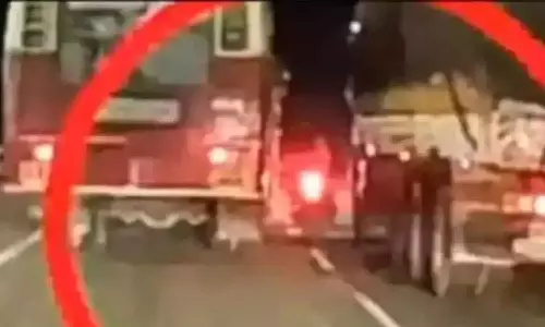 കുഴൽമന്ദത്ത് കെഎസ്ആർടിസി ബസ് ഇടിച്ച് യുവാക്കൾ മരിച്ച സംഭവം; ഡ്രൈവർക്ക് വീഴ്ചയെന്ന് റിപ്പോർട്ട് കുഴൽമന്ദത്ത് കെഎസ്ആർടിസി ബസ് ഇടിച്ച് യുവാക്കൾ മരിച്ച സംഭവം; ഡ്രൈവർക്ക് വീഴ്ചയെന്ന് റിപ്പോർട്ട്