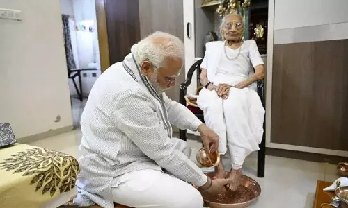 അമ്മ... അത് വെറുമൊരു വാക്കല്ല; അമ്മയുടെ നൂറാം ജന്മദിനത്തിൽ പാദപൂജചെയ്ത് അനുഗ്രഹം വാങ്ങി മോദി