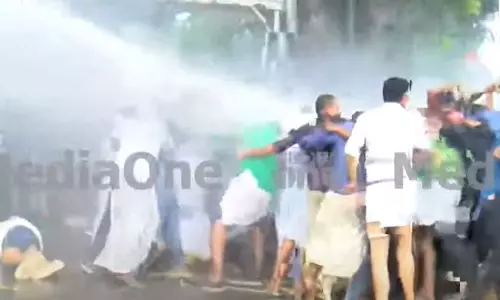 യൂത്ത് കോൺഗ്രസ് സെക്രട്ടേറിയറ്റ് മാർച്ചിൽ സംഘർഷം; പൊലീസിന് നേരെ കല്ലേറ്, ലാത്തിച്ചാർജിൽ നിരവധി പ്രവർത്തകർക്ക് പരിക്ക് യൂത്ത് കോൺഗ്രസ് സെക്രട്ടേറിയറ്റ് മാർച്ചിൽ സംഘർഷം; പൊലീസിന് നേരെ കല്ലേറ്, ലാത്തിച്ചാർജിൽ നിരവധി പ്രവർത്തകർക്ക് പരിക്ക്