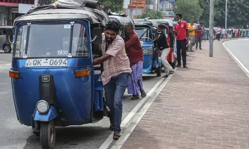 ഇന്ധനക്ഷാമം രൂക്ഷം; സർക്കാർ ജീവനക്കാർക്ക് വർക്ക് ഫ്രം ഹോം പ്രഖ്യാപിച്ച് ശ്രീലങ്ക