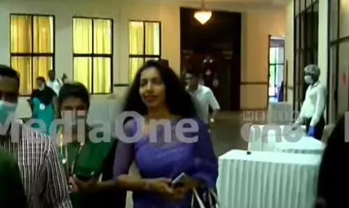 മോൻസൺ കേസിലെ ഇടനിലക്കാരി അനിത പുല്ലയിൽ നിയമസഭാ സമുച്ചയത്തിൽ, ലോക കേരള സഭയില്‍ ക്ഷണിച്ചിട്ടില്ലെന്ന് നോര്‍ക്ക