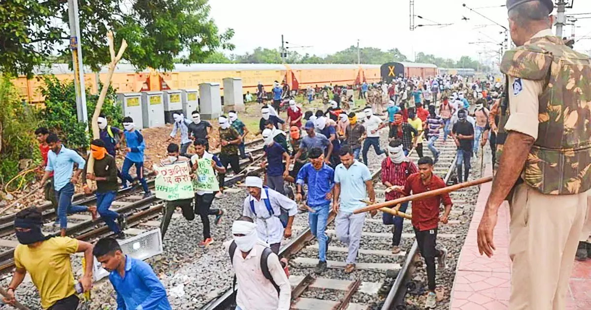 അഗ്നിപഥ്: യു.പി, ബിഹാര് ഉള്പ്പെടെ 11 സംസ്ഥാനങ്ങളില് പ്രതിഷേധം തുടരുന്നു അഗ്നിപഥ്: യു.പി, ബിഹാര് ഉള്പ്പെടെ 11 സംസ്ഥാനങ്ങളില് പ്രതിഷേധം തുടരുന്നു