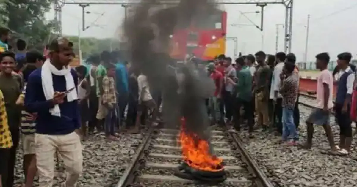 അഗ്നിപഥ് പ്രതിഷേധം: ബിഹാറില് റെയില്വെയ്ക്ക് 700 കോടിയുടെ നഷ്ടം അഗ്നിപഥ് പ്രതിഷേധം: ബിഹാറില് റെയില്വെയ്ക്ക് 700 കോടിയുടെ നഷ്ടം