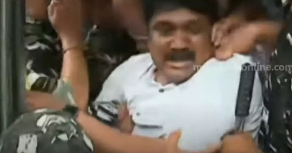 അഗ്നിപഥിനെതിരെ ഡി.വൈ.എഫ്.ഐ മാര്ച്ച്: എ എ റഹീം ഉള്പ്പെടെയുള്ള നേതാക്കളെ വലിച്ചിഴച്ച് അറസ്റ്റ് ചെയ്തു അഗ്നിപഥിനെതിരെ ഡി.വൈ.എഫ്.ഐ മാര്ച്ച്: എ എ റഹീം ഉള്പ്പെടെയുള്ള നേതാക്കളെ വലിച്ചിഴച്ച് അറസ്റ്റ് ചെയ്തു