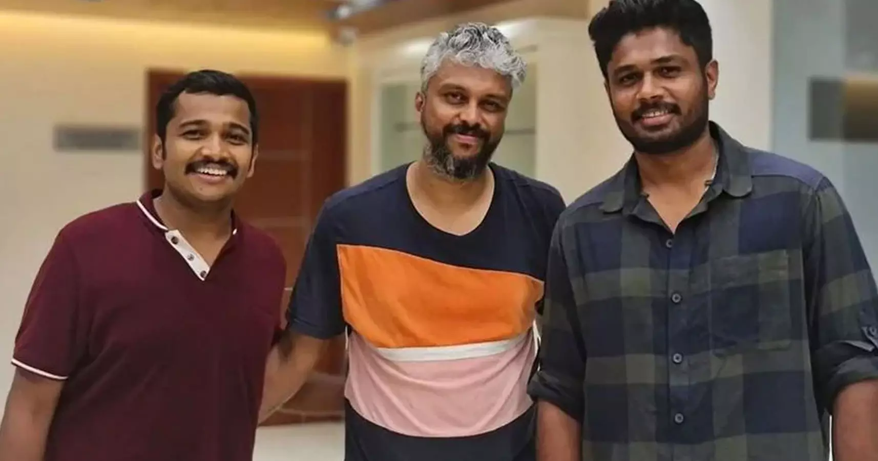 ബേസിലിന്റെ സെറ്റിൽ അപ്രതീക്ഷിത അതിഥി; താരമായി സഞ്ജു സാംസൺ ബേസിലിന്റെ സെറ്റിൽ അപ്രതീക്ഷിത അതിഥി; താരമായി സഞ്ജു സാംസൺ