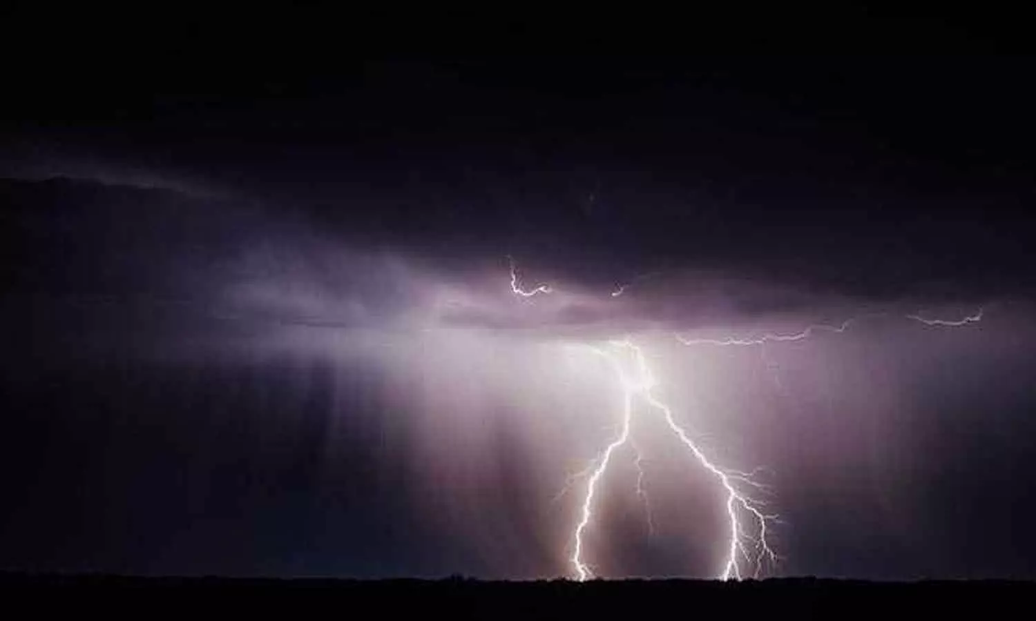 ബിഹാറിൽ മിന്നലേറ്റ് 17 പേർ മരിച്ചു; ഒഡീഷയിൽ നാല് മരണം ബിഹാറിൽ മിന്നലേറ്റ് 17 പേർ മരിച്ചു; ഒഡീഷയിൽ നാല് മരണം