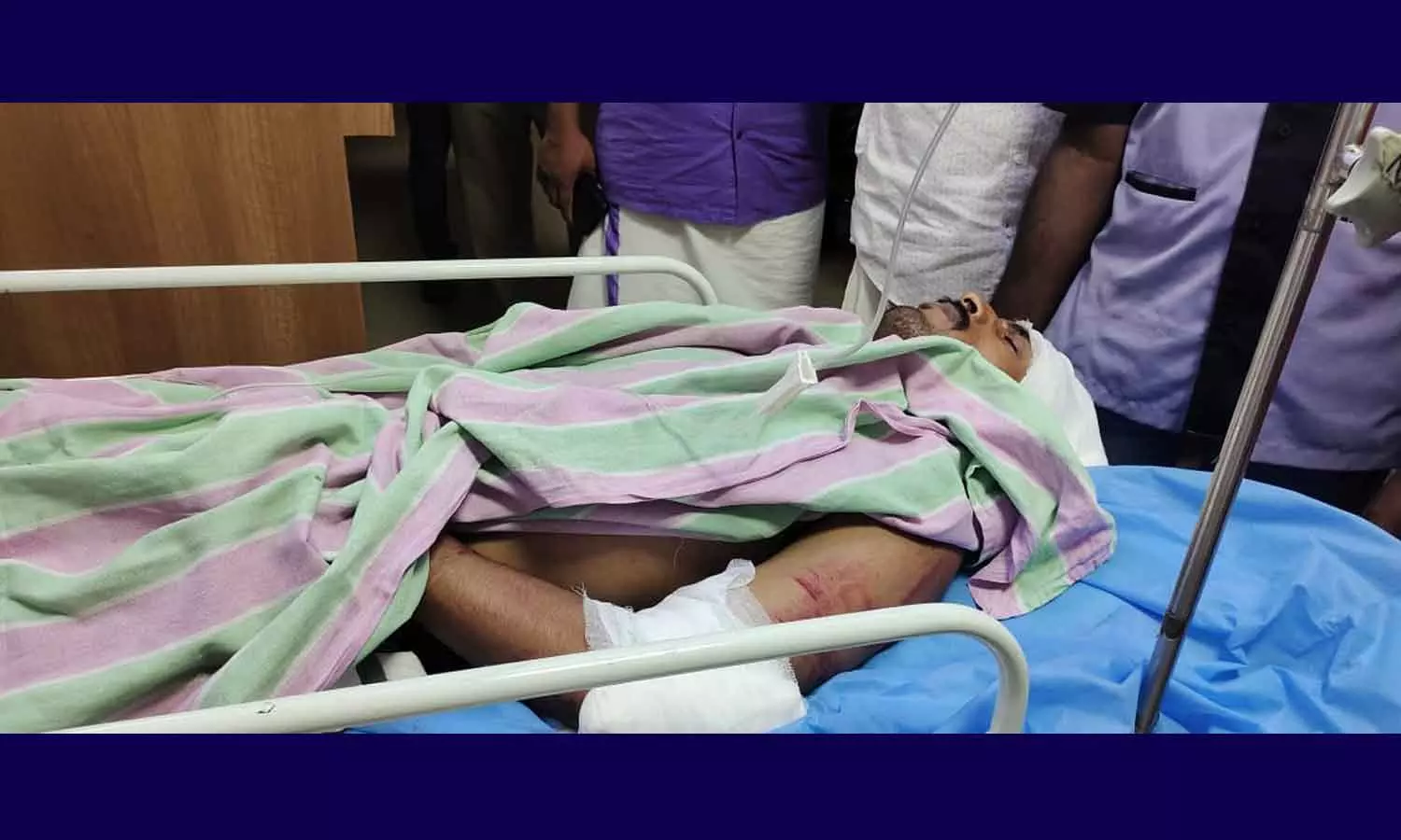 പത്തനംതിട്ട കോഴഞ്ചേരിയിൽ ഡിവൈഎഫ്ഐ നേതാവിന് വെട്ടേറ്റു പത്തനംതിട്ട കോഴഞ്ചേരിയിൽ ഡിവൈഎഫ്ഐ നേതാവിന് വെട്ടേറ്റു