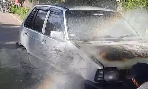 മലപ്പുറത്ത് ഓടിക്കൊണ്ടിരിക്കെ കാറിനു തീപിടിച്ചു