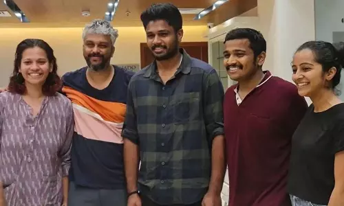 ബേസിൽ ചിത്രത്തിന്‍റെ സൈറ്റിൽ സർപ്രൈസ് വിസിറ്റുമായി സഞ്ജു സാംസൺ