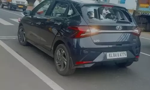 ഡിവൈഎഫ്‌ഐ പ്രകടനത്തിനിടെ കുടുംബം സഞ്ചരിച്ച കാർ അടിച്ചുതകർത്തുവെന്ന് പരാതി