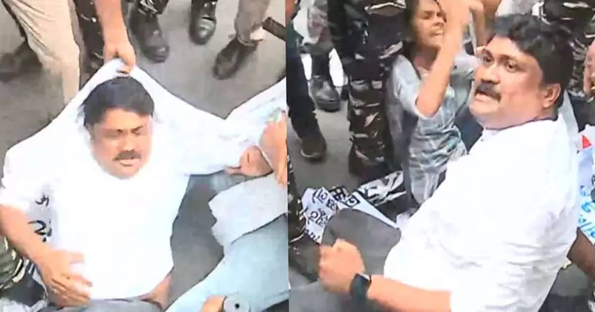 സഹപ്രവർത്തകരെ വിടാതെ മടങ്ങില്ല; പൊലീസ് വിട്ടയച്ചിട്ടും സ്റ്റേഷനിൽ കുത്തിയിരുന്ന് എ എ റഹീം സഹപ്രവർത്തകരെ വിടാതെ മടങ്ങില്ല; പൊലീസ് വിട്ടയച്ചിട്ടും സ്റ്റേഷനിൽ കുത്തിയിരുന്ന് എ എ റഹീം