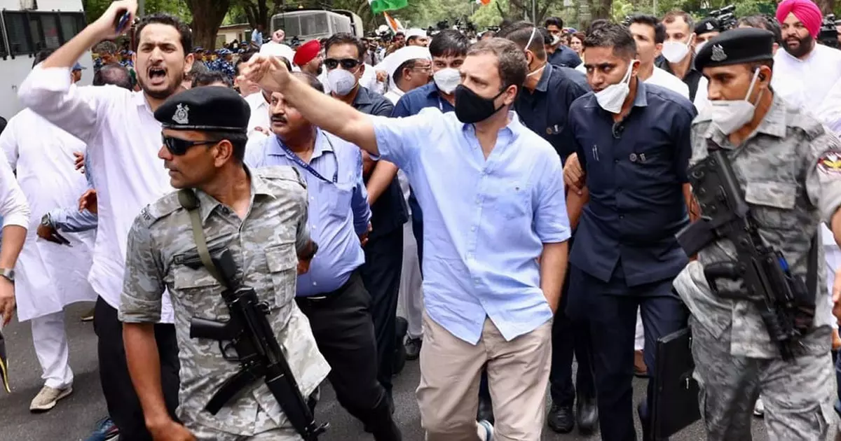 രാഹുല്‍ ഗാന്ധി ഇ.ഡി ഓഫീസില്‍: പ്രതിഷേധം കടുപ്പിച്ച് കോണ്‍ഗ്രസ്, ജന്തര്‍ മന്ദറിലേക്കുള്ള വഴികള്‍ അടച്ച് പൊലീസ്