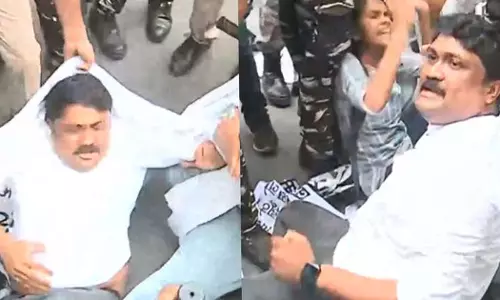 സഹപ്രവർത്തകരെ വിടാതെ മടങ്ങില്ല; പൊലീസ് വിട്ടയച്ചിട്ടും സ്റ്റേഷനിൽ കുത്തിയിരുന്ന് എ എ റഹീം