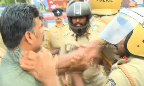 കൈയെടുക്കെടാ, ഞാൻ പൊലീസുകാരനാ..; എസ്.എഫ്‌.ഐ മാർച്ചിനിടെ ആളുമാറി, സ്‌പെഷൽ ബ്രാഞ്ച് എസ്.ഐയുടെ കോളറില്‍ പിടിച്ച് പൊലീസ്