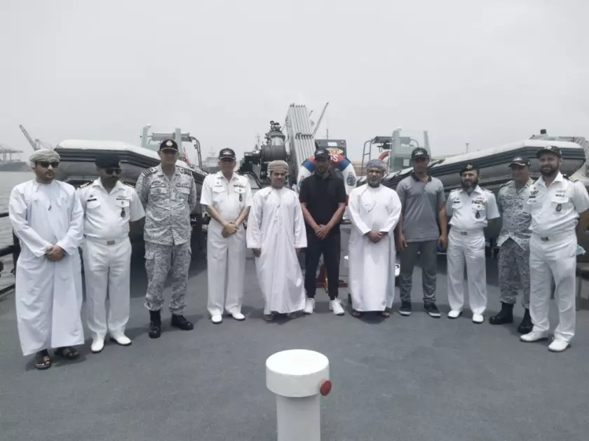 പാക്കിസ്ഥാന് തീരത്തുനിന്ന് കണ്ടെത്തിയ ഒമാനി മത്സ്യത്തൊഴിലാളികളെ കൈമാറി പാക്കിസ്ഥാന് തീരത്തുനിന്ന് കണ്ടെത്തിയ ഒമാനി മത്സ്യത്തൊഴിലാളികളെ കൈമാറി