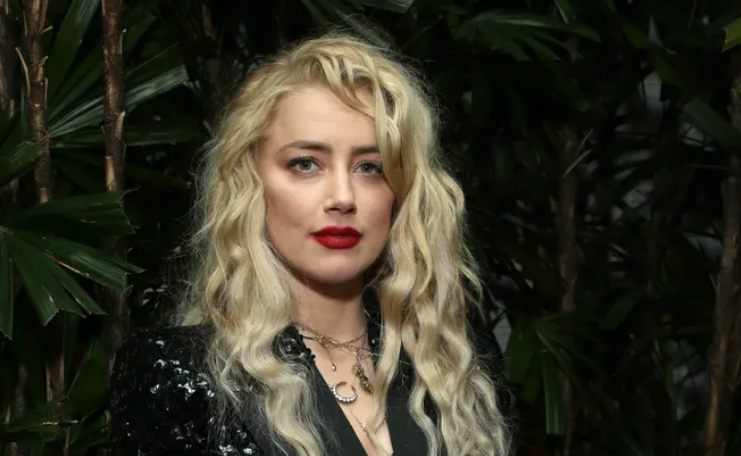 കയ്യില്‍ പണമില്ല; വസ്ത്രം വാങ്ങാന്‍ ഡിസ്കൗണ്ട് സ്റ്റോറിലെത്തി ആംബര്‍ ഹേഡ്