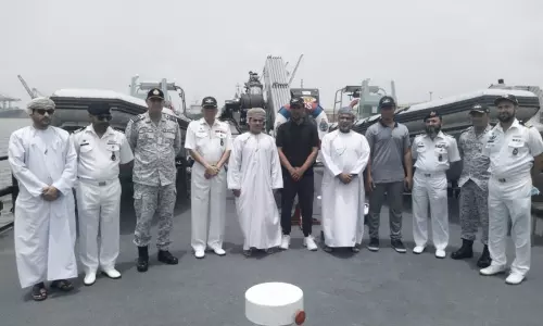 പാക്കിസ്ഥാന്‍ തീരത്തുനിന്ന് കണ്ടെത്തിയ  ഒമാനി മത്സ്യത്തൊഴിലാളികളെ കൈമാറി