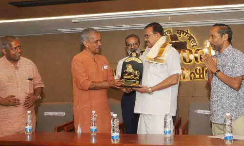 മുസ്‌ലിം ലീഗ് നേതാവ് കെ.എൻ.എ ഖാദർ ആർഎസ്എസ് വേദിയിൽ