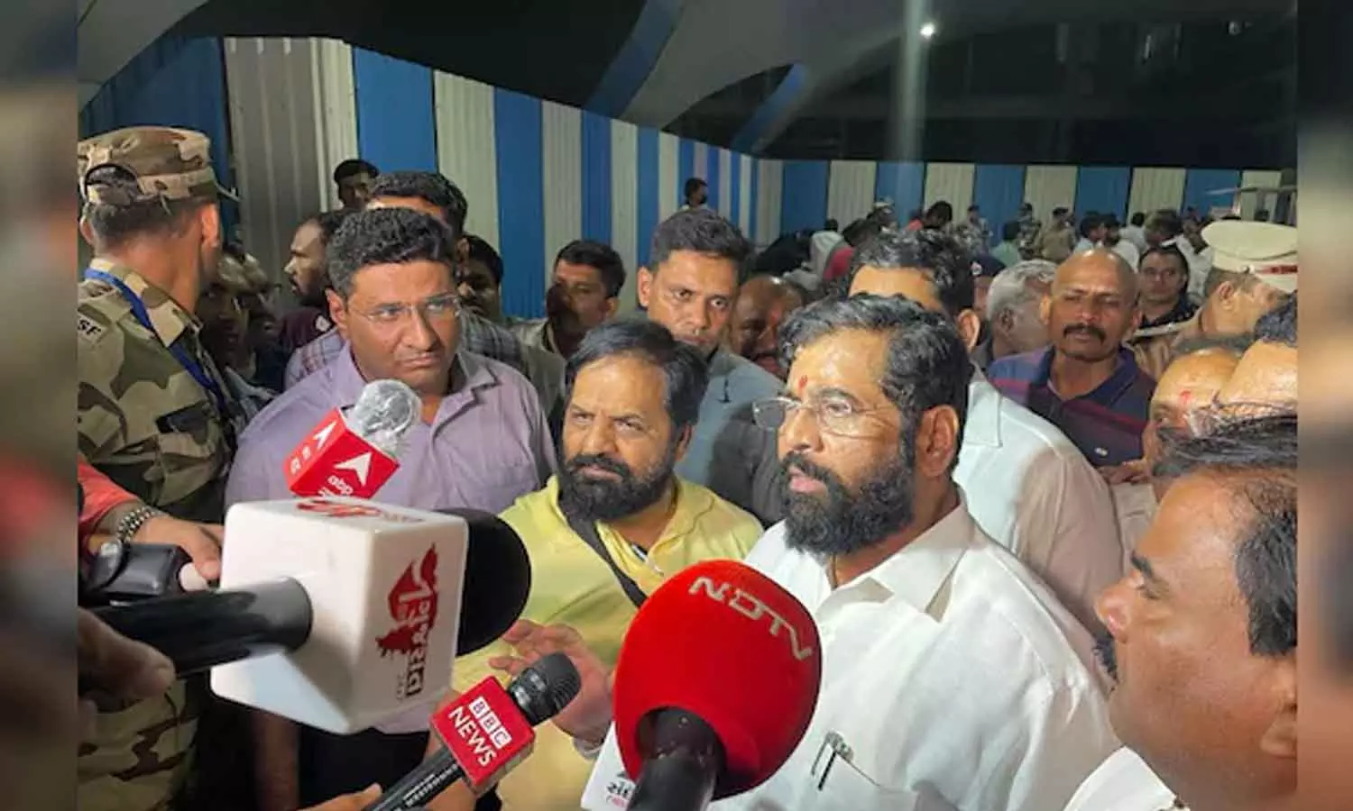 മഹാരാഷ്ട്ര സർക്കാരിൽ പ്രതിസന്ധി തുടരുന്നു: വിമത എം.എൽ.എമാരെ അസമിലേക്ക് മാറ്റി, ഇന്ന് നിര്‍ണായകം